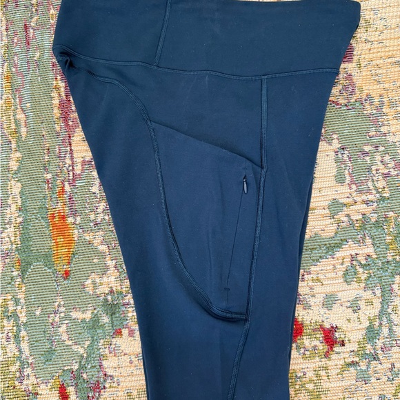 💙 Athleta Navy Athletic Capri Pants. - Picture 8 of 10